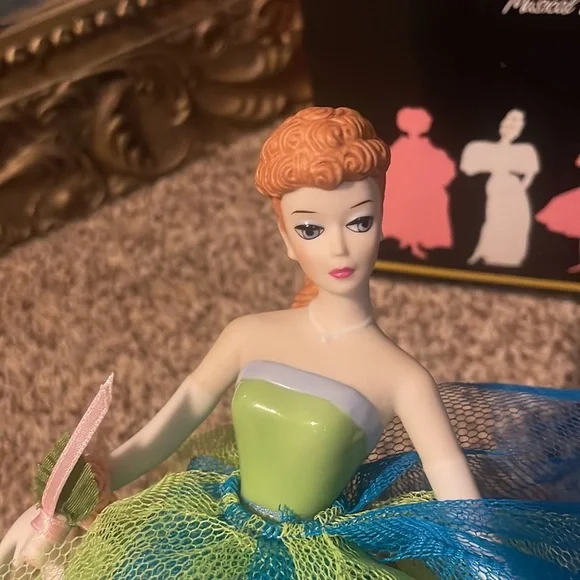 Barbie - 1963 Senior Prom Porcelain Musical figurine. (Reproduction 1994) - Picture 9 of 17